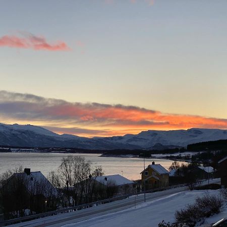 Lyngen, Mackay Appartment, Lyngen Lyngseidet Екстериор снимка