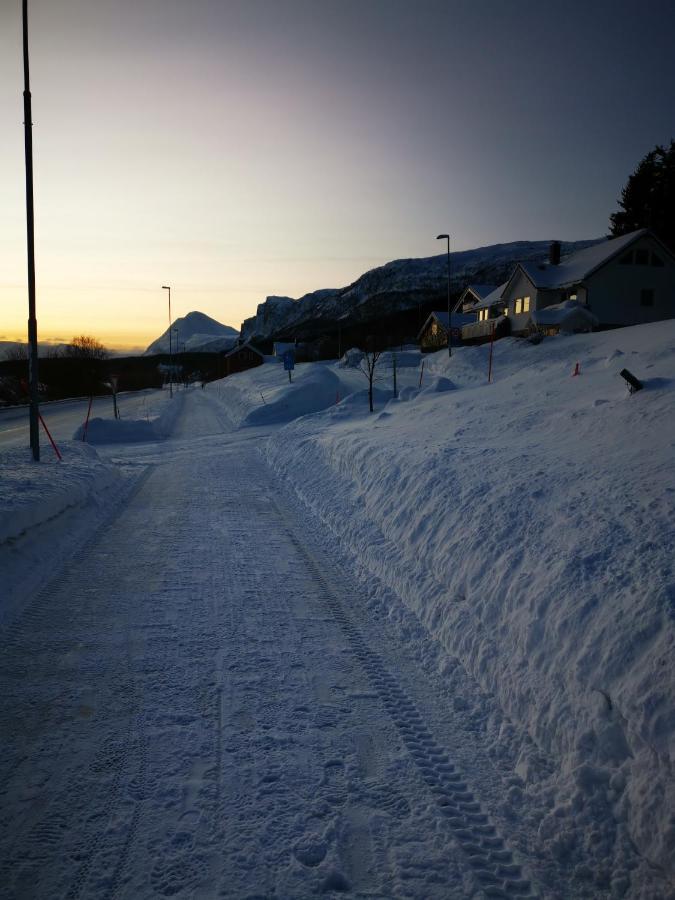 Lyngen, Mackay Appartment, Lyngen Lyngseidet Екстериор снимка