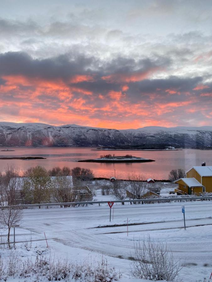 Lyngen, Mackay Appartment, Lyngen Lyngseidet Екстериор снимка
