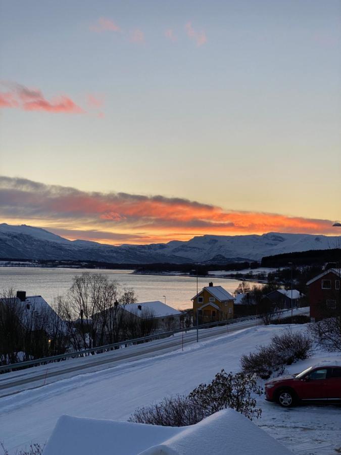 Lyngen, Mackay Appartment, Lyngen Lyngseidet Екстериор снимка